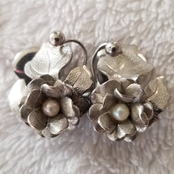 Vintage Karu Arke Inc Flower Clip on Earrings - Picture 1 of 7